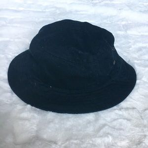 Black bucket hat